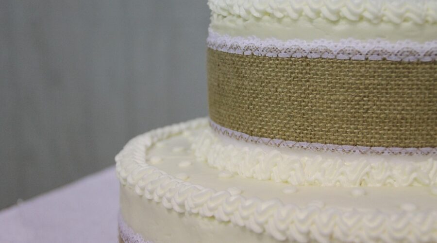 Étonnez_vos_invités_avec_un_gâteau_de_mariage_champêtre_:_Idées_et_inspirations