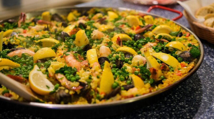 La_palette_de_saveurs_des_traiteurs_paella_:_un_voyage_gastronomique_en_Espagne